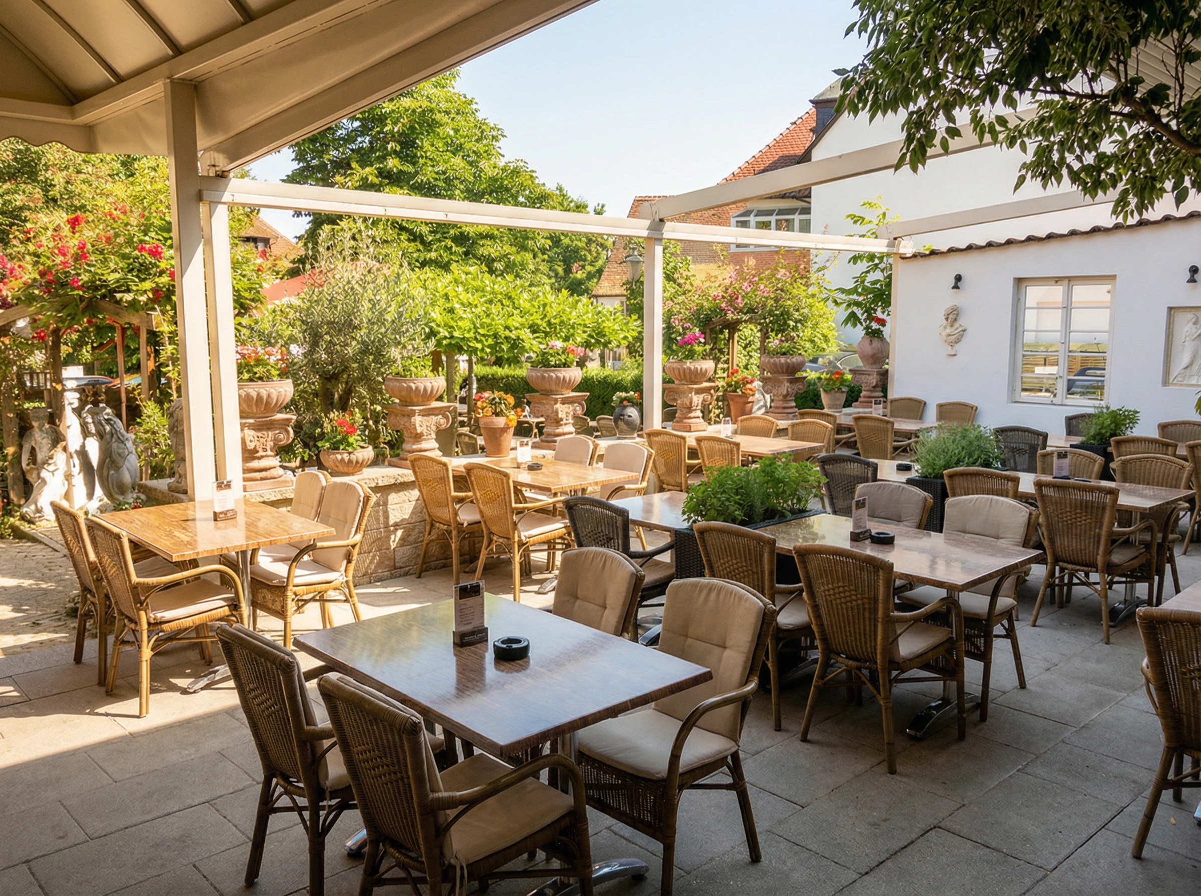 Reservierter Tisch auf der Terrasse im Restaurant Corfu